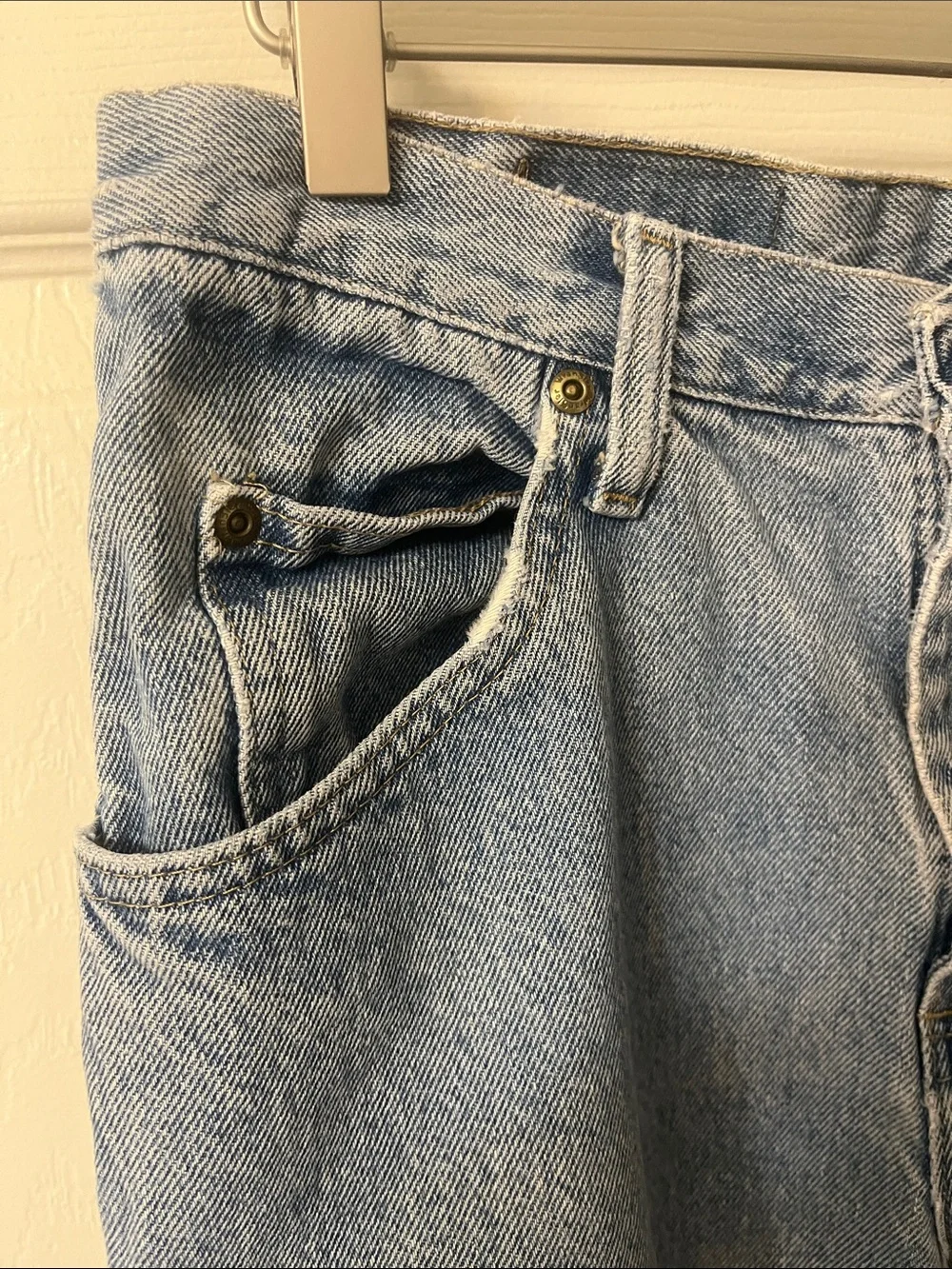 Wrangler 965T1SL Lightwash Distressed Straight Leg Denim Jeans